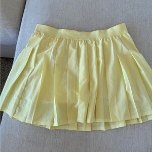 Alo Varsity Pleated Tennis Skirt in medium (yellow)